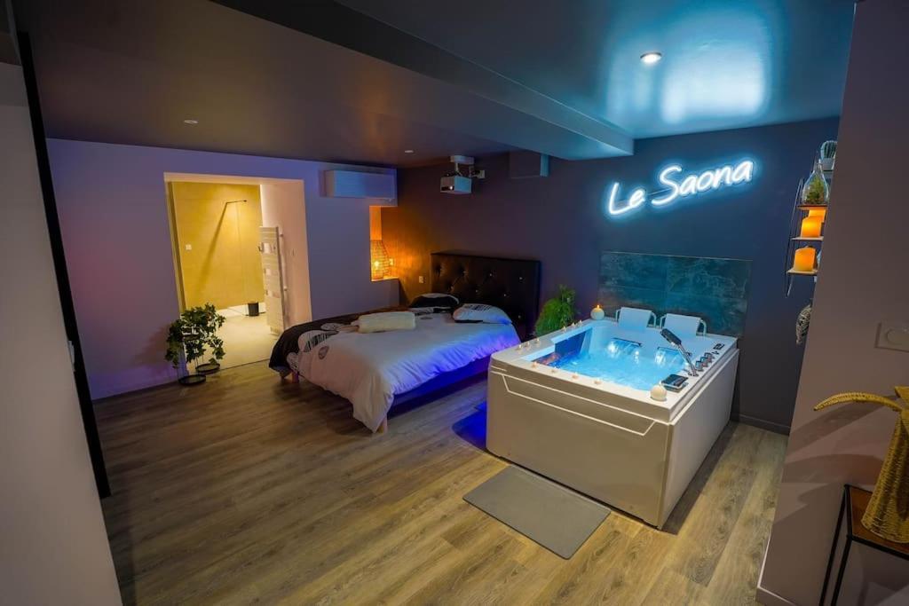 Balneo Et Cinema Le Saona Apartment *